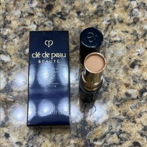 cle de peau concealer, in 8 Buff